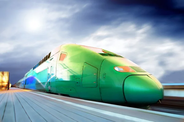 Tren de alta velocidad con desenfoque de movimiento al aire libre —  Fotos de Stock