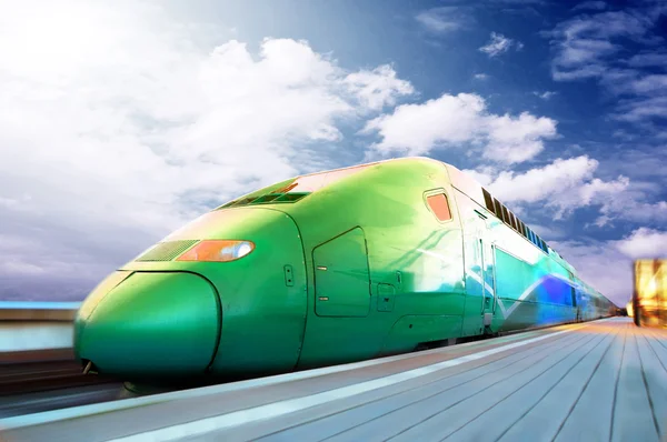 Tren de alta velocidad con desenfoque de movimiento al aire libre —  Fotos de Stock