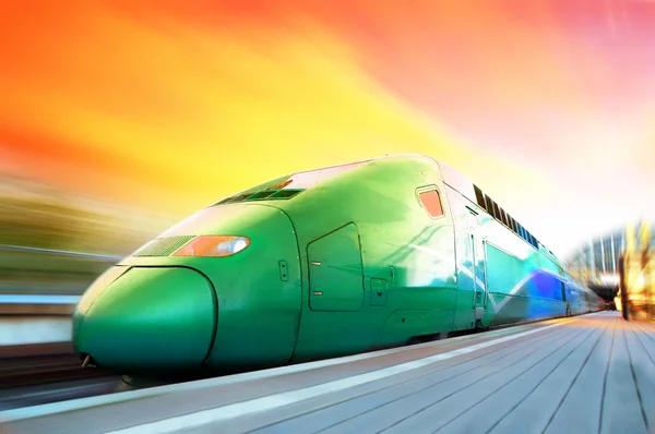 Τρένο μεγάλης ταχύτητας με θαμπάδα κίνηση εξωτερική — Φωτογραφία Αρχείου