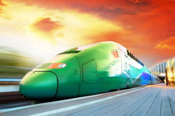 Treno ad alta velocità con movimento sfocato all'aperto — Foto Stock