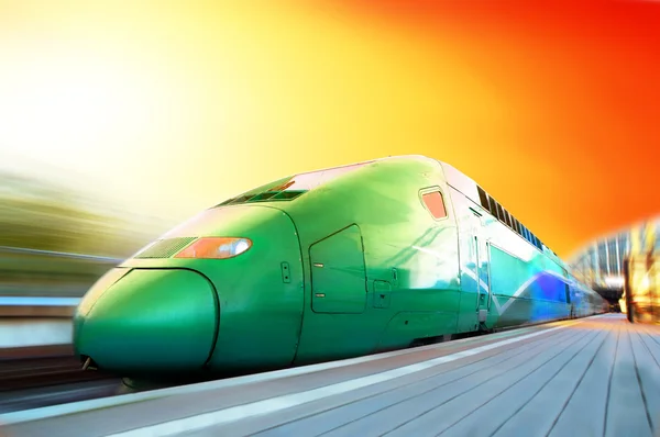 Τρένο μεγάλης ταχύτητας με θαμπάδα κίνηση εξωτερική — Φωτογραφία Αρχείου