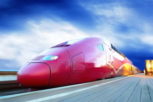 Скоростной поезд с размытием движения снаружи — стоковое фото
