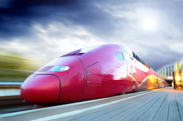 Скоростной поезд с размытием движения снаружи — стоковое фото