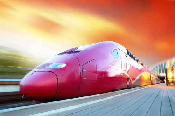 Vysokorychlostní vlak s rozmazání pohybem, venkovní — Stock fotografie