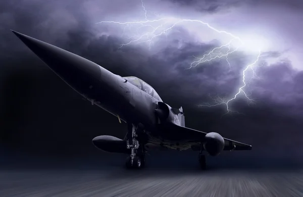Militärflugzeug am Himmel — Stockfoto