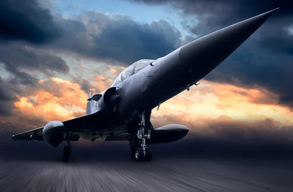 Militärflugzeug am Himmel — Stockfoto