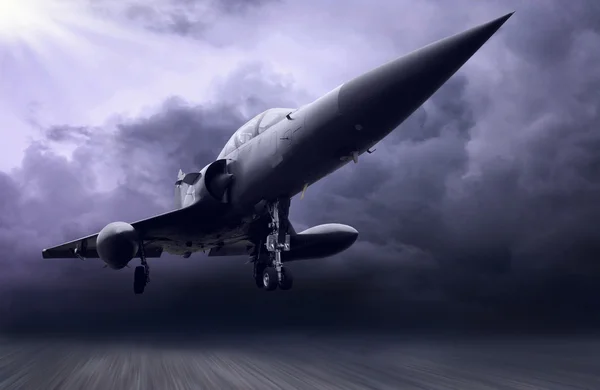 Samolotem wojskowym na niebo — Zdjęcie stockowe