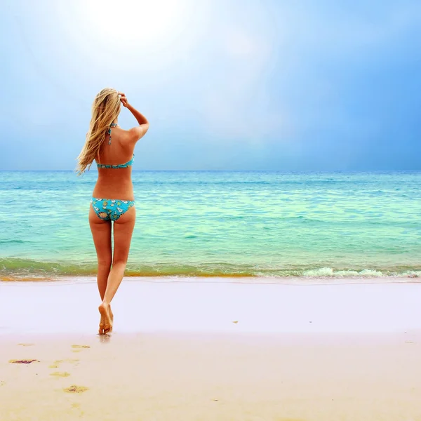 Mladé krásné ženy na slunném tropické pláži v bikinách — Stock fotografie
