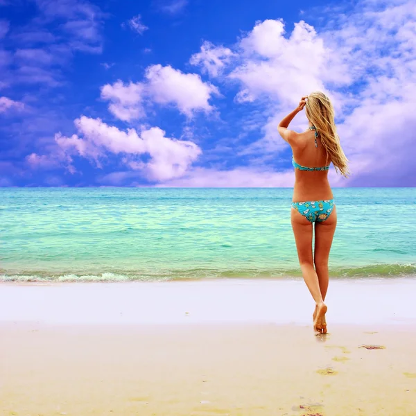 年轻漂亮的女性在比基尼阳光灿烂的热带海滩上 — 图库照片