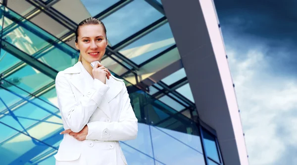 Счастье деловая женщина на фоне бизнес-архитектуры — стоковое фото