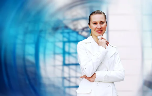 Glück Geschäftsfrau auf der Business-Architektur Hintergrund — Stockfoto