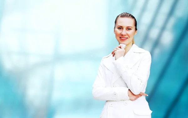 Lycka affärskvinna på business arkitekturen bakgrunden — Stockfoto