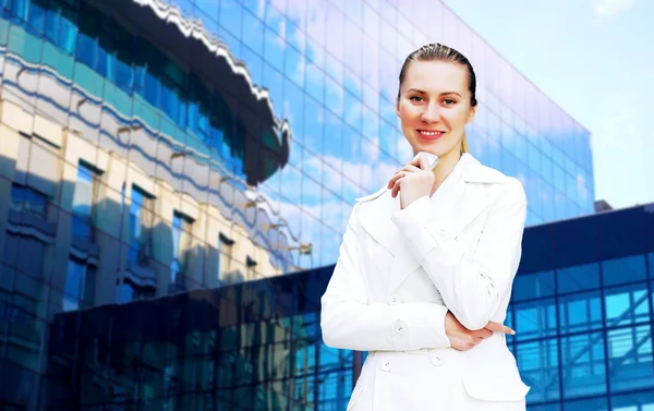 Счастье деловая женщина на фоне бизнес-архитектуры — стоковое фото