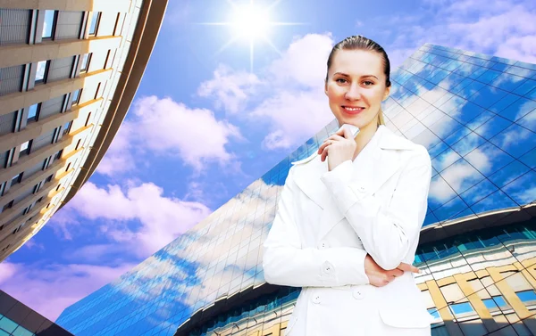 Felicità donna d'affari sullo sfondo di architettura aziendale — Foto Stock