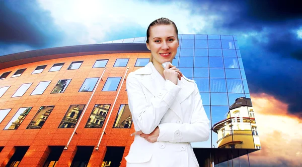 Felicità donna d'affari sullo sfondo di architettura aziendale — Foto Stock