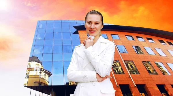 Lycka affärskvinna på business arkitekturen bakgrunden — Stockfoto