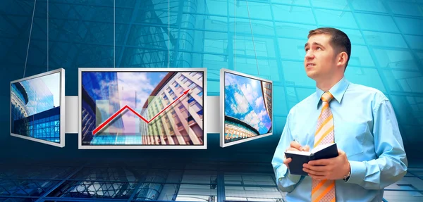 Geluk zakenman in de zakelijke studio met monitoren — Stockfoto
