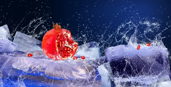 Вода падає навколо червоних фруктів на льоду — стокове фото