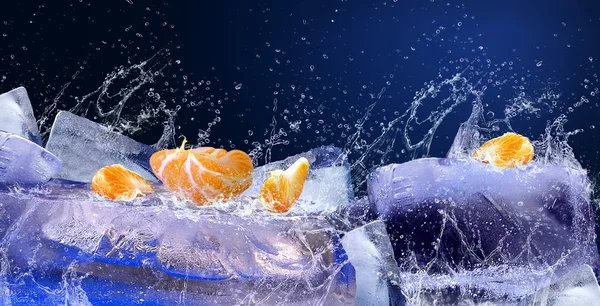 Вода падає навколо фруктів на лід — стокове фото