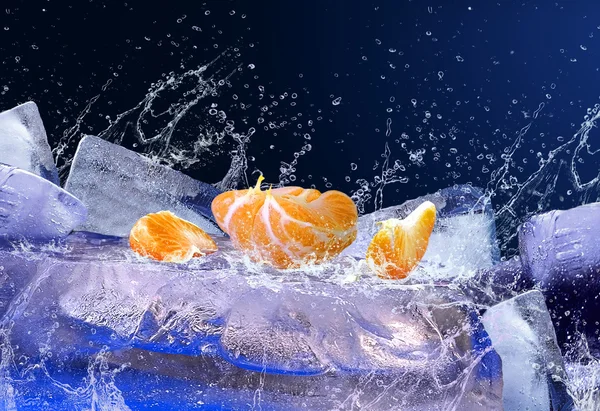 Вода падає навколо фруктів на лід — стокове фото