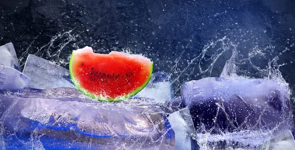 Water druppels rond watermeloen op het ijs — Stockfoto