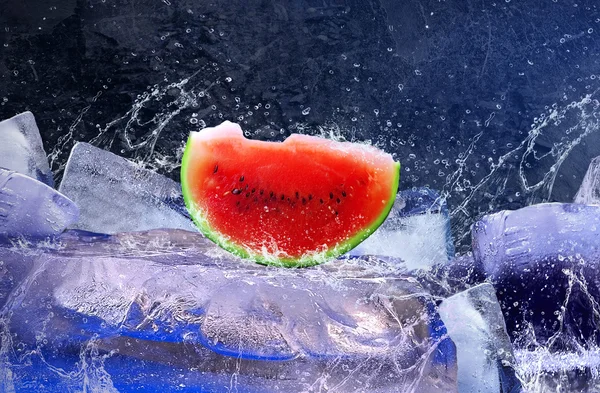 Gotas de água ao redor da melancia no gelo — Fotografia de Stock