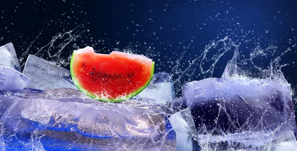 얼음 수 박 주위 물 상품 — 스톡 사진