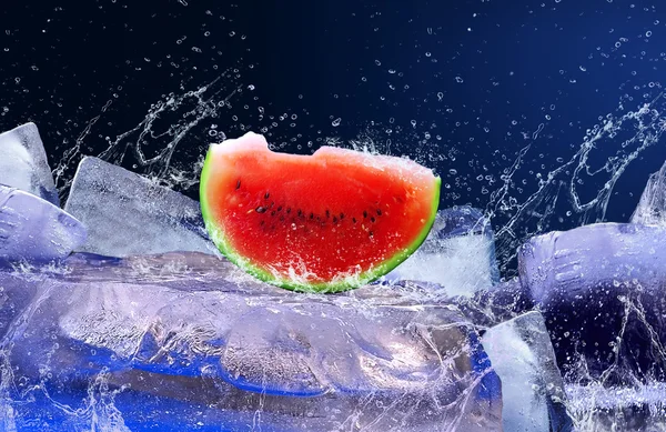 Vatten droppar runt vattenmelon på isen — Stockfoto