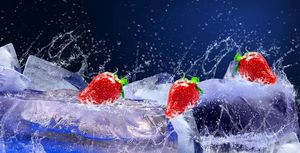 Krople wody wokół truskawki i lodu na niebieskim tle — Zdjęcie stockowe