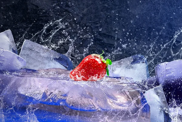 Gotas de água em torno de morango e gelo no fundo azul — Fotografia de Stock