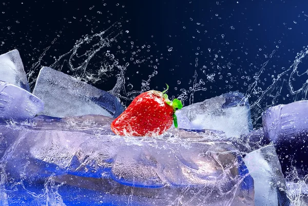 Σταγόνες νερού γύρω από το κόκκινο φράουλα στον πάγο — Φωτογραφία Αρχείου