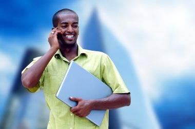 küçük mutlu bir adam ya da öğrenci dizüstü bilgisayar ve telefon iş