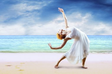 Sahilde poz kadın dansçı