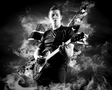 Yangın alevleri etrafında elektro gitar rock gitaristi oyun