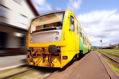 hız açık sarı tren