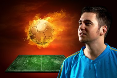 sahada futbol oyuncu ve ateş topu