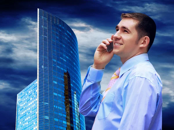 Uomo d'affari sullo sfondo di architettura aziendale moderna — Foto Stock