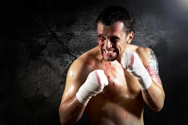 Agresywne bokser z krwi na twarzy — Zdjęcie stockowe
