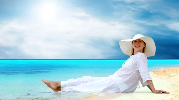 Junge schöne Frauen in Weiß am sonnigen tropischen Strand — Stockfoto