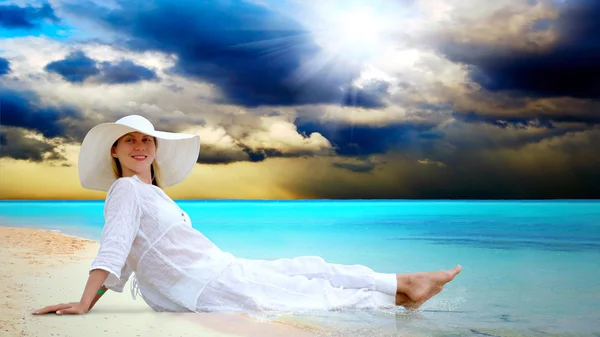 Jonge mooie vrouwen in het wit op de zonnige tropisch strand — Stockfoto