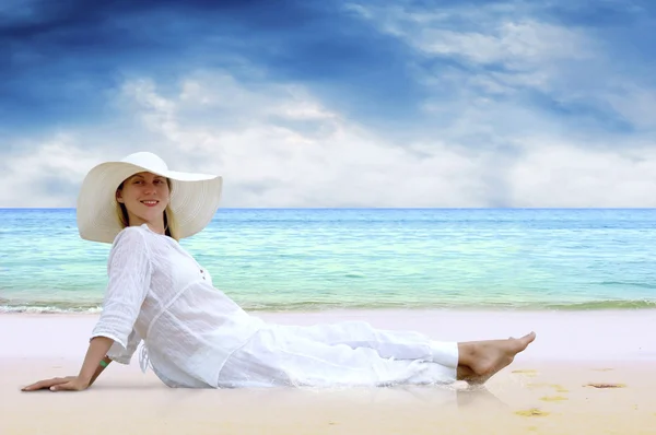 Unga vackra kvinnor i vitt på stranden — Stockfoto