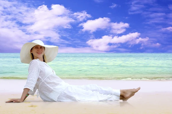 Jonge mooie vrouwen in het wit op het strand — Stockfoto