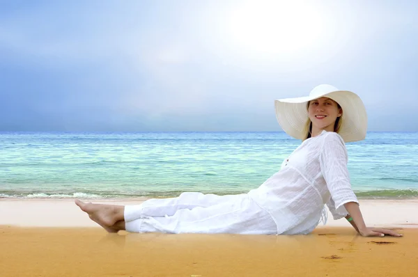 Молодые красивые женщины в белом на пляже — стоковое фото