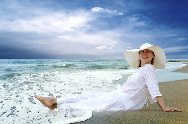 Unga vackra kvinnor i vitt på stranden — Stockfoto