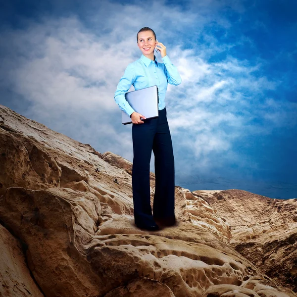 Ευτυχής επιχειρηματίας που στέκεται με φορητό υπολογιστή στο βουνό υπό β — Φωτογραφία Αρχείου
