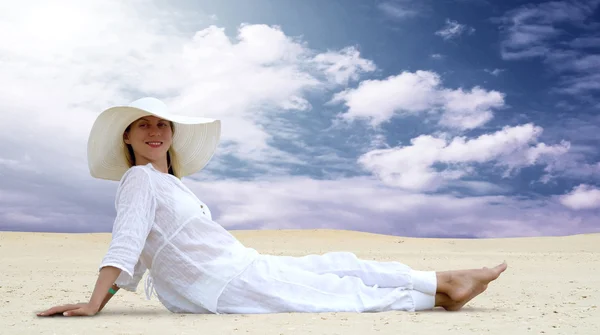 Unga vackra kvinnor i vitt, avkoppling på soliga öken — Stockfoto