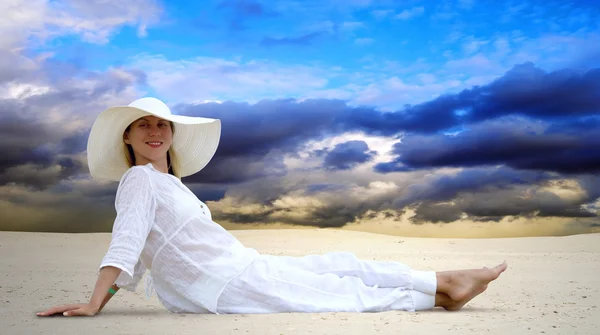 สาวสวยในชุดขาว ผ่อนคลายในทะเลทรายแดด — ภาพถ่ายสต็อก