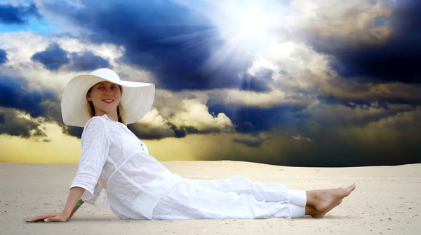 Junge schöne Frauen in Weiß, Entspannung in der sonnigen Wüste — Stockfoto
