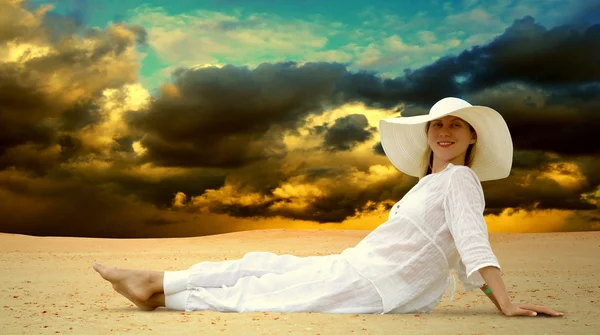 Jovens mulheres bonitas em branco, relaxamento no deserto ensolarado — Fotografia de Stock