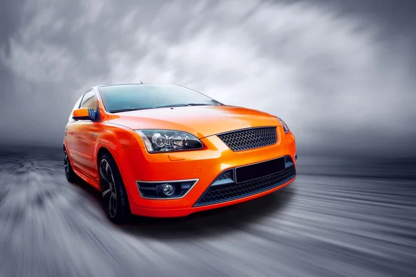 Hermoso coche deportivo naranja en la carretera —  Fotos de Stock